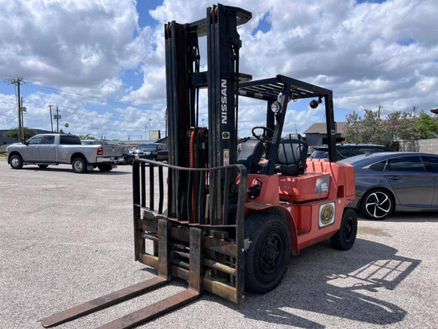 2004 Diesel Nissan F04D40V Forklift, 3 Stage Mast 107"/235"